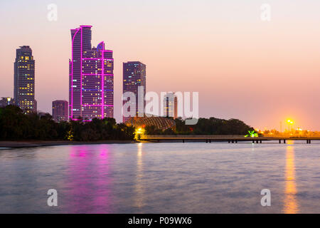 Sharjah Schmetterling Insel und -höhe Gebäude in der Dämmerung, VAE Emirat Stockfoto