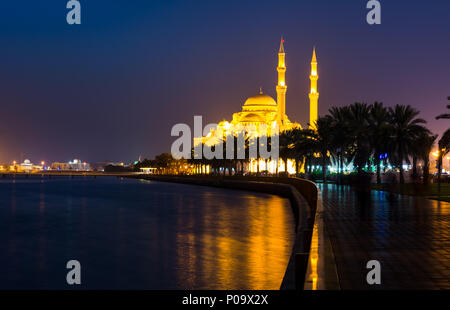 Al Noor Moschee in Sharjah in den See bei Nacht wider Stockfoto