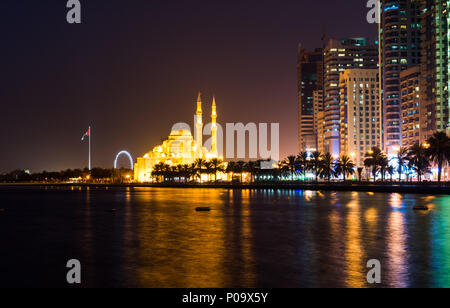 Al Noor Moschee in Sharjah in den See bei Nacht wider Stockfoto