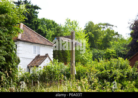 North Downs Way öffentlichen Fußweg hölzernen Wegweiser in Feldweg in der Nähe von Guildford Surrey Stockfoto