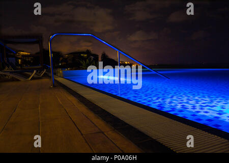 Infinity Pool bei Nacht Stockfoto