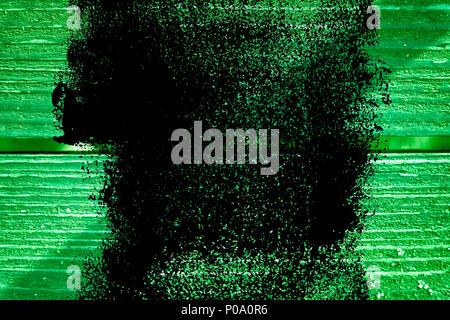 Grunge Golden lime farbiger Textur von alt, schäbig, grüne Farbe auf eine alte Holzbank. Stockfoto