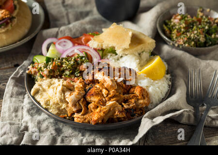 Hausgemachter Döner Teller mit Hummus Reis und Pita Stockfoto