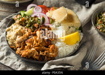 Hausgemachter Döner Teller mit Hummus Reis und Pita Stockfoto