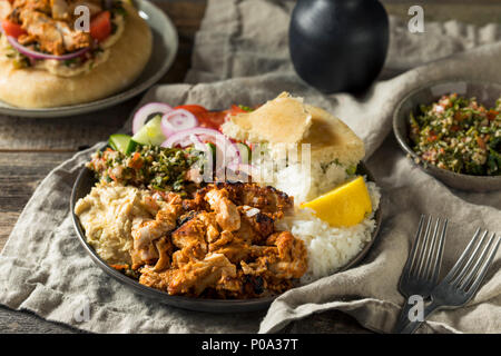 Hausgemachter Döner Teller mit Hummus Reis und Pita Stockfoto