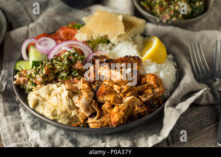 Hausgemachter Döner Teller mit Hummus Reis und Pita Stockfoto