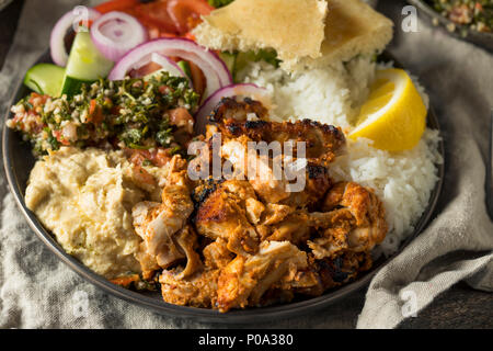 Hausgemachter Döner Teller mit Hummus Reis und Pita Stockfoto