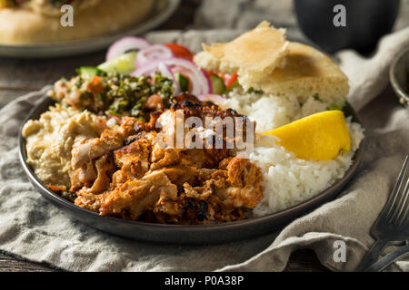 Hausgemachter Döner Teller mit Hummus Reis und Pita Stockfoto