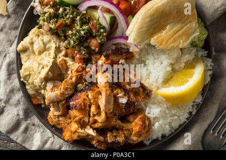 Hausgemachter Döner Teller mit Hummus Reis und Pita Stockfoto