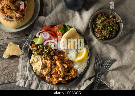 Hausgemachter Döner Teller mit Hummus Reis und Pita Stockfoto