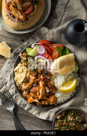 Hausgemachter Döner Teller mit Hummus Reis und Pita Stockfoto