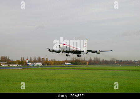 QANTAS Boeing 707 VH-XBA (vormals VH-EBA), das erste Düsenflugzeug der Fluggesellschaft, das nach der Restaurierung vom Flughafen Southend abfliegt. Flog 1959 Stockfoto