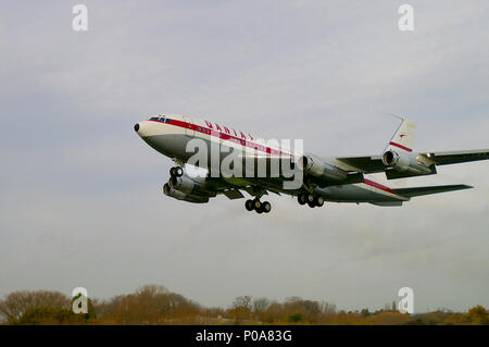 QANTAS Boeing 707 VH-XBA (vormals VH-EBA), das erste Düsenflugzeug der Fluggesellschaft, das nach der Restaurierung vom Flughafen Southend abfliegt. Flog 1959 Stockfoto