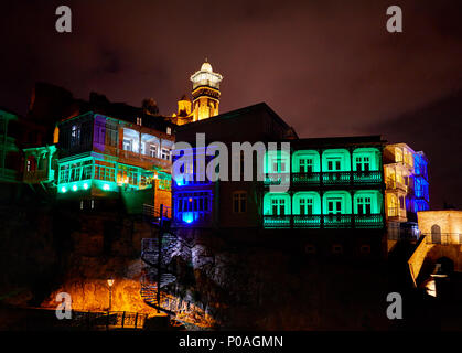 Die Festung Narikala und öffentliche Schwefelsäure Badewanne mit bunten Lichtern in der Nacht im Zentrum von Tiflis, Georgien Stockfoto