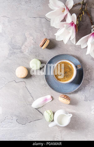 Kaffee mit Frühling Blumen Stockfoto