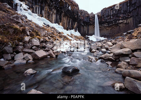 Svartifoss Wasserfall, Schwarz fällt, Fluss Stórilaekur, Basaltsäulen, Nationalpark Skaftafell, Region Süd, Island Stockfoto