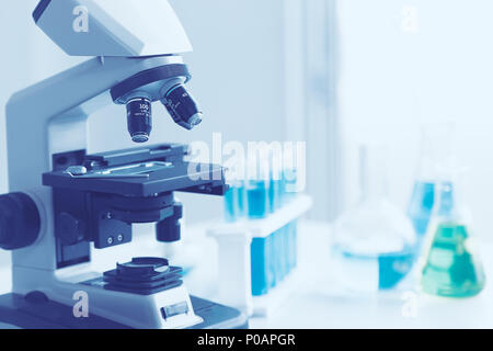 Science Lab Mikroskop mit Platz für Hintergrund blau Farbe Ton Stockfoto