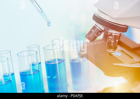 Wissenschaft Chemische medizinische Forschung Labor mit Mikroskop. Stockfoto