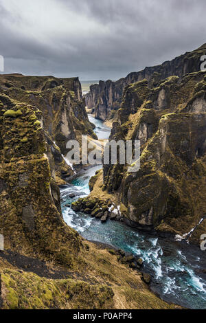 Schlucht Fjaðrárgljúfur, tiefe Schlucht, Tuffstein, in der Nähe der kirkjubær an der Südküste, südlichen Island, Island Stockfoto
