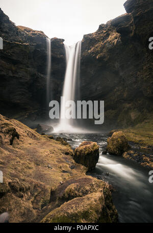 Wasserfall Kvernufoss in einer Schlucht, dramatische dunkle Atmosphäre, Zeit, in der Nähe der Skógafoss, Southurland, Island Stockfoto