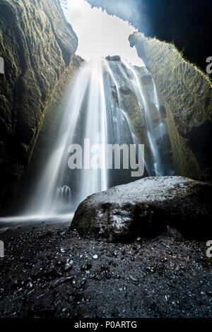 Düstere Atmosphäre, Wasserfall Seljalandsfoss, Fluss Seljalandsa, Region Süd, Island Stockfoto