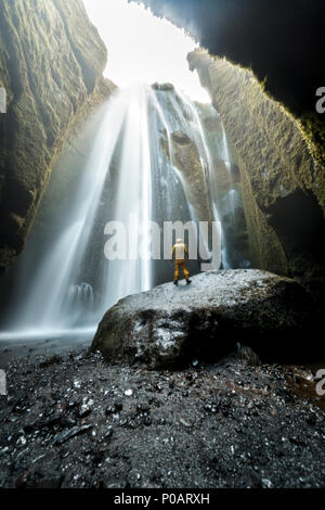 Düstere Atmosphäre, Wasserfall Seljalandsfoss, Fluss Seljalandsa, Region Süd, Island Stockfoto