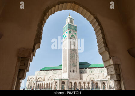 Blick von der Torbogen zu Hassan II Moschee, Grande Mosquée Hassan II., der maurischen Architektur, mit 210 m höchste Minarett der Stockfoto