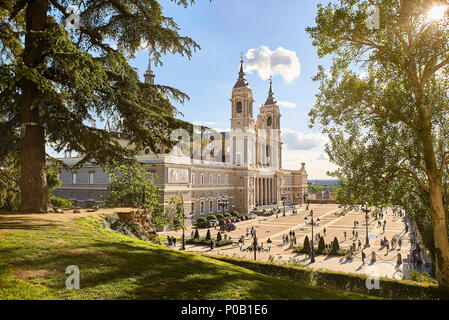 Principal Fassade der Kathedrale Almudena, und die Touristen zu Fuß von der Plaza de la Armeria Square. Madrid, Spanien. Stockfoto