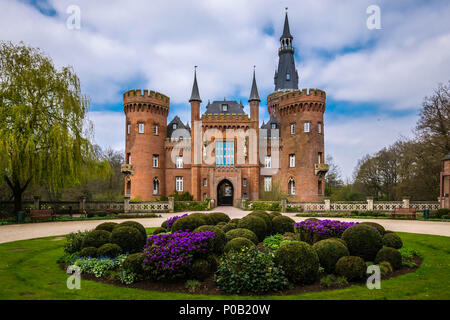 Auffahrt mit Blumen in Richtung Schloss Moyland in Deutschland Stockfoto