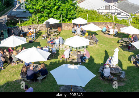 Live Musik im 17. Jahrhundert Ypern Castle Inn Biergarten, Gungarden, Rye, East Sussex, England, Vereinigtes Königreich Stockfoto