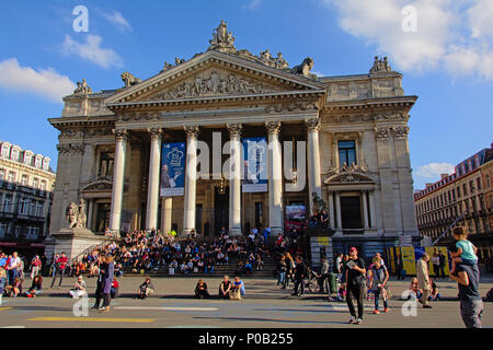 Viele Leute, die sich vor der Brüsseler Börse Gebäude, entworfen vom Architekten Léon-Pierre Suys, an einem sonnigen Tag Stockfoto