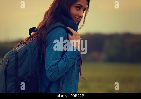 Gerne Rucksacktourismus abenteuerliche Frau haben das Campen mit blauen riesigen brotbeutel auf Natur Sommer Hintergrund. Getönten Closeup Portrait Stockfoto