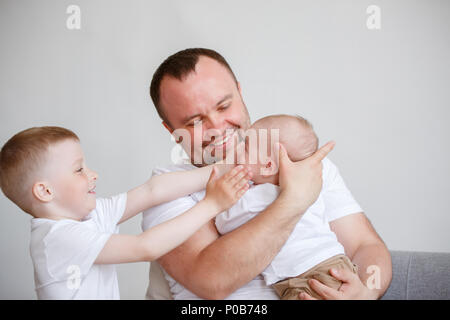 Image der jungen Vater mit zwei Söhnen Stockfoto