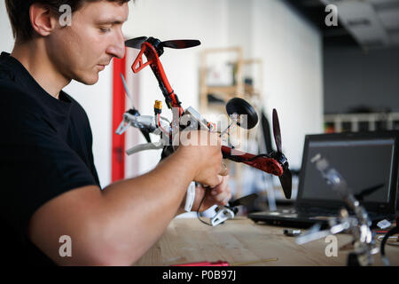 Bild des Ingenieurs ausbessern Square copter am Tisch Stockfoto