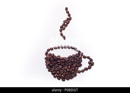 Kaffee Tasse zeichnen mit gerösteten Kaffeebohnen auf weißem Hintergrund Stockfoto