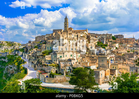 Matera, Basilikata, Italien: Landschaft Blick auf die Altstadt - Sassi di Matera, der Europäischen Kulturhauptstadt, in der Dämmerung Stockfoto