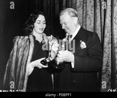 Beschreibung: Die 16. Academy Awards/1944. Jennifer Jones, Beste Hauptdarstellerin für "Das Lied von Bernadette". Charles Coburn, bester Schauspieler in einer Nebenrolle für "je mehr desto besser". Jahr: 1944. Stars: CHARLES COBURN; Jennifer Jones. Stockfoto