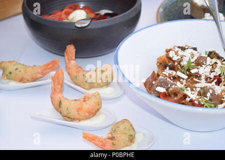 Fingerfood von Garnelen in Einzelportionen paniert Stockfoto