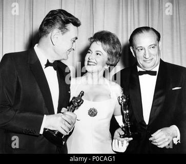 Beschreibung: Die 35th Academy Awards/1963. Olivia de Havilland mit dem Produzenten Sam Spiegel, der die besten motion picture Award erhält für "Lawrence von Arabien". David Lean, beste Regie für "Lawrence von Arabien". Jahr: 1963. Stars: OLIVIA DE HAVILLAND; David Lean; SAM SPIEGEL. Stockfoto