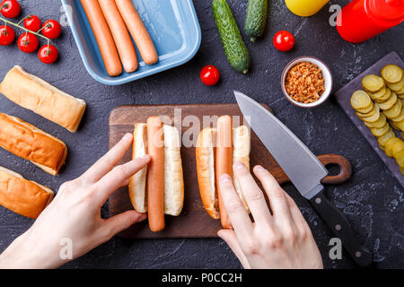 Bild von oben der Mann tun Hotdogs auf Tisch Stockfoto