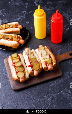 Foto oben auf Hotdogs auf Schneidebrett Stockfoto