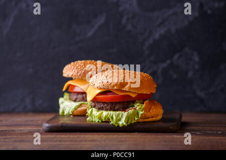 Foto von zwei frische Hamburger Stockfoto