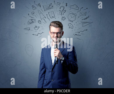 Geschäftsmann sprechen in das Mikrofon mit gemischten Doodles über seinem Kopf Stockfoto