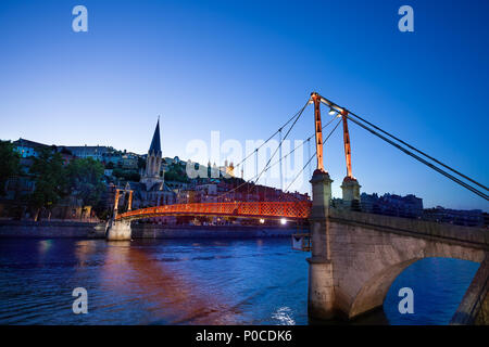 Passerelle Paul Couturier Fußgängerbrücke über die Saône und die Kirche von St. George in der Vieux Lyon während der Dämmerung Stockfoto