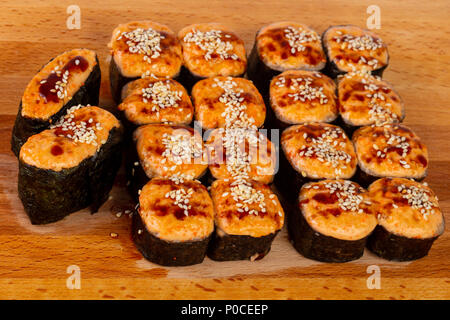 Gebackene Brötchen Mit Sesam und Fisch Stockfoto