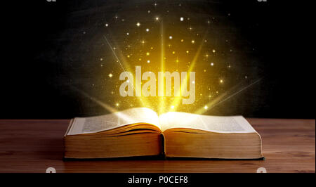 Gelbe Leuchten und Funkeln aus einem offenen Buch Stockfoto