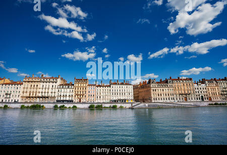 Malerischer Blick auf die Saone Fluss mit schönen alten Gebäuden im Sommer, Lyon, Frankreich Stockfoto