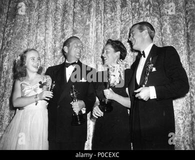 Beschreibung: Die 18. Academy Awards/1946. Ray Milland, bester Schauspieler für "Das Wochenende" verloren. James Dunn, bester Schauspieler in einer Nebenrolle für "ein Baum wächst in Brooklyn". Anne Revere, beste Schauspielerin in einer Nebenrolle für "National Velvet". Peggy Ann Garner Gewinner der Special Award (Ausstehende Unterhaltszahlungen Schauspielerin) für "ein Baum wächst in Brooklyn'.. Jahr: 1946. Stars: ANNE REVERE; RAY MILLAND; James DUNN; PEGGY ANN GARNER. Stockfoto