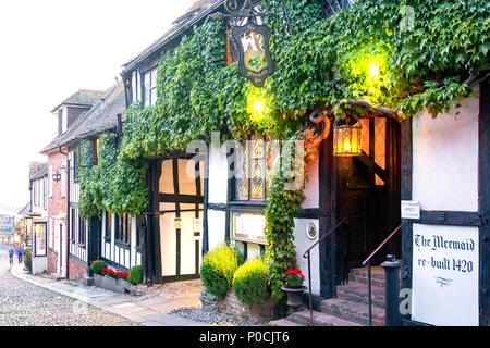 Im 12. Jahrhundert Mermaid Inn in der Dämmerung, Mermaid Street, Rye, East Sussex, England, Vereinigtes Königreich Stockfoto