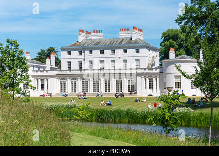 Frogmore House und Gärten über Frogmore See, Park, Windsor, Berkshire, England, Vereinigtes Königreich Stockfoto
